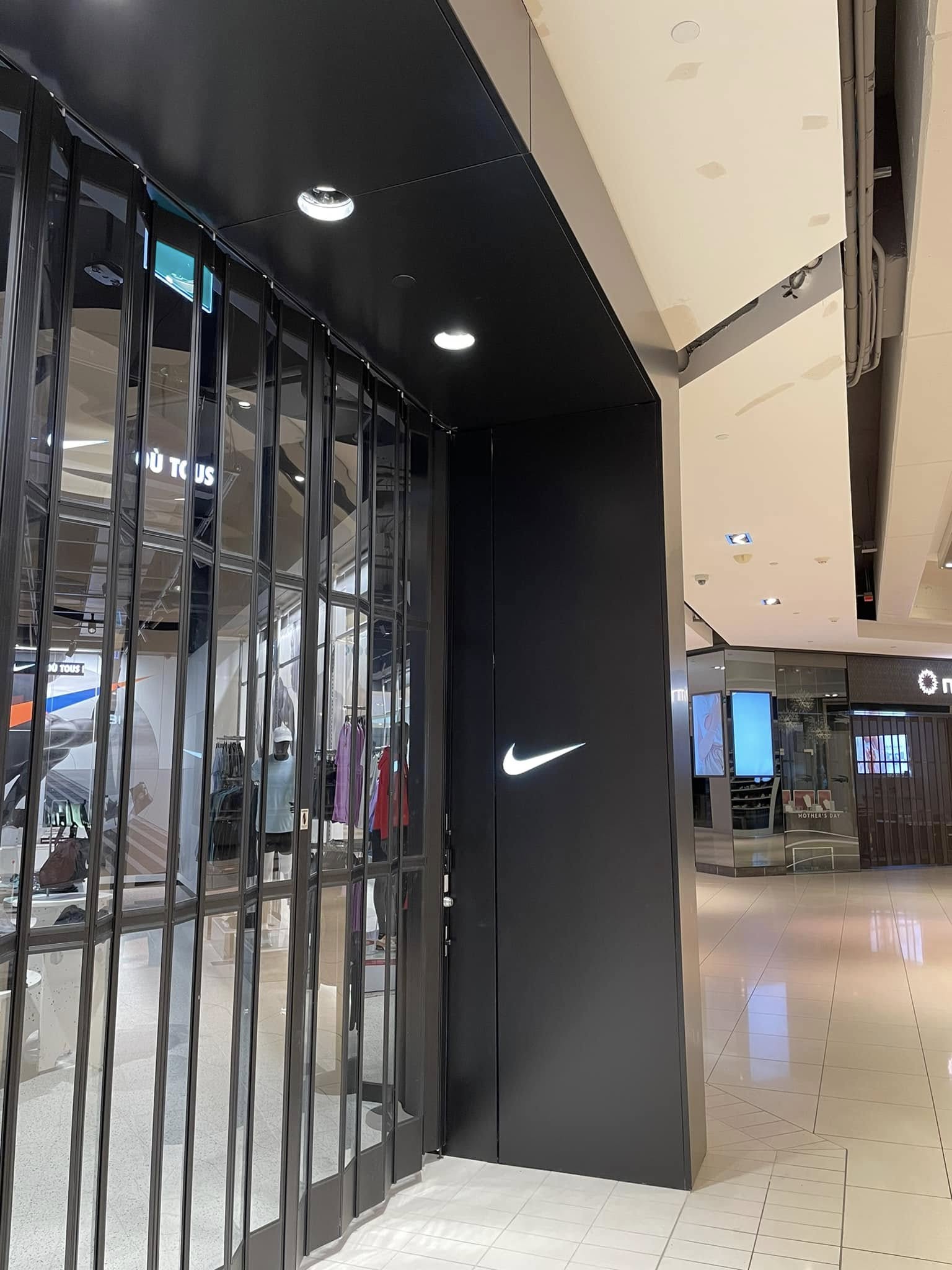 Nike glass storefront in Rideau Centre in Ottawa, installed by Raw Glass