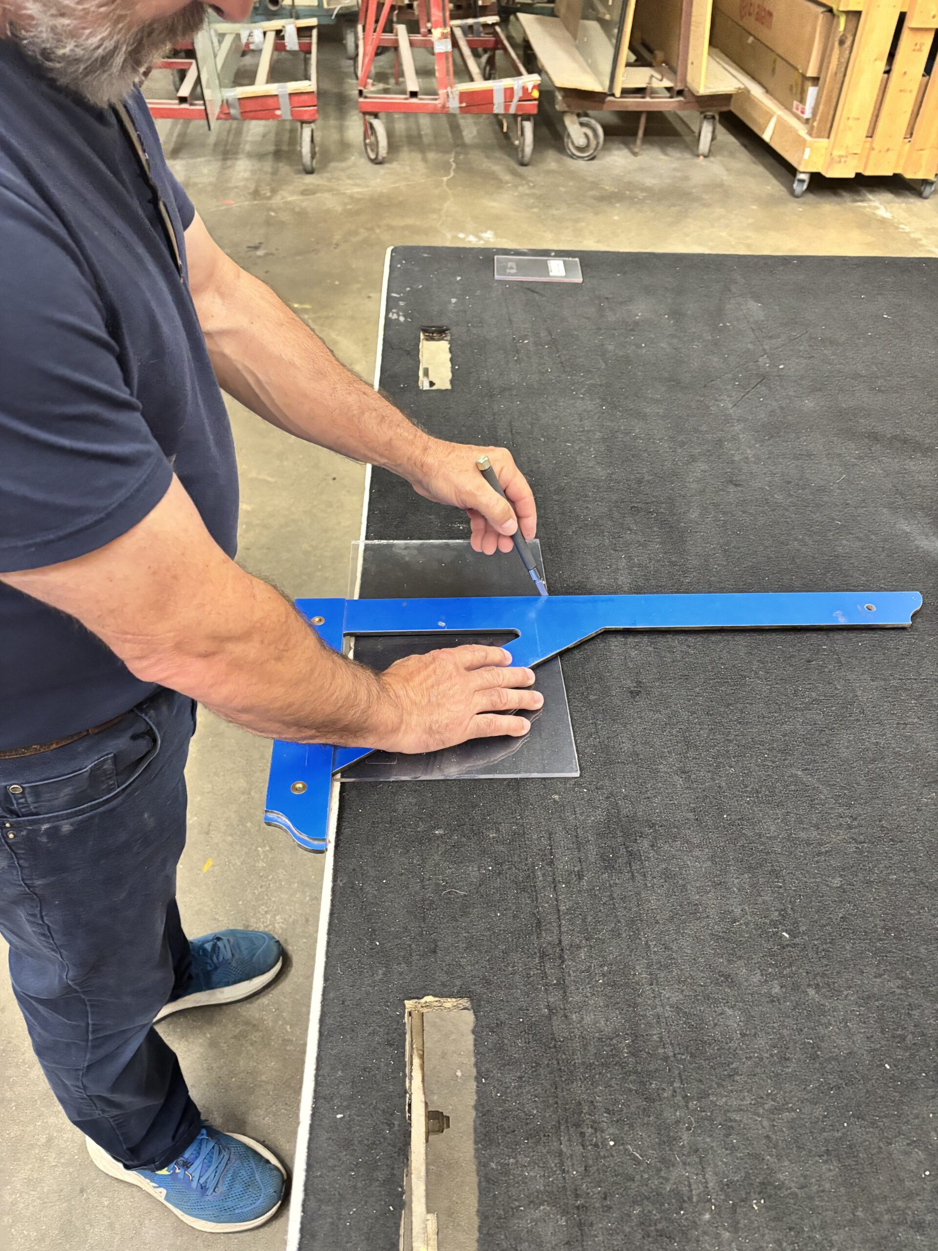 Raw Glass specialist cutting glass piece in Ottawa